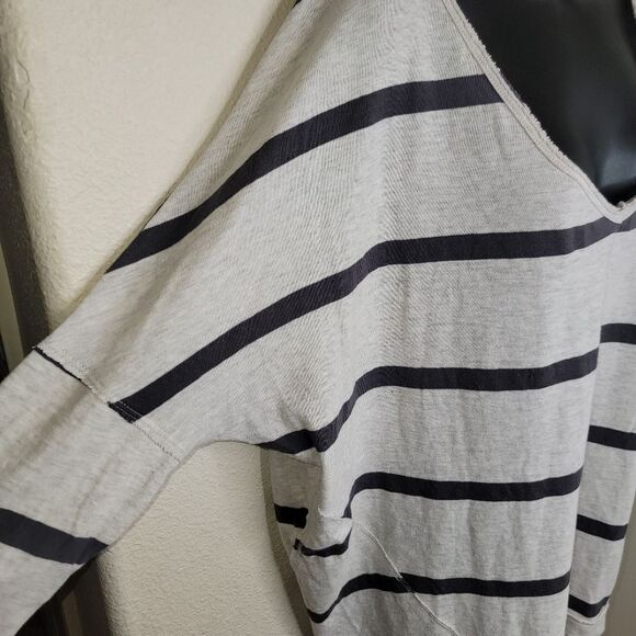 Free People Upstate Striped V-neck Tee Shirt Top Size Medium - Picture 4 of 6